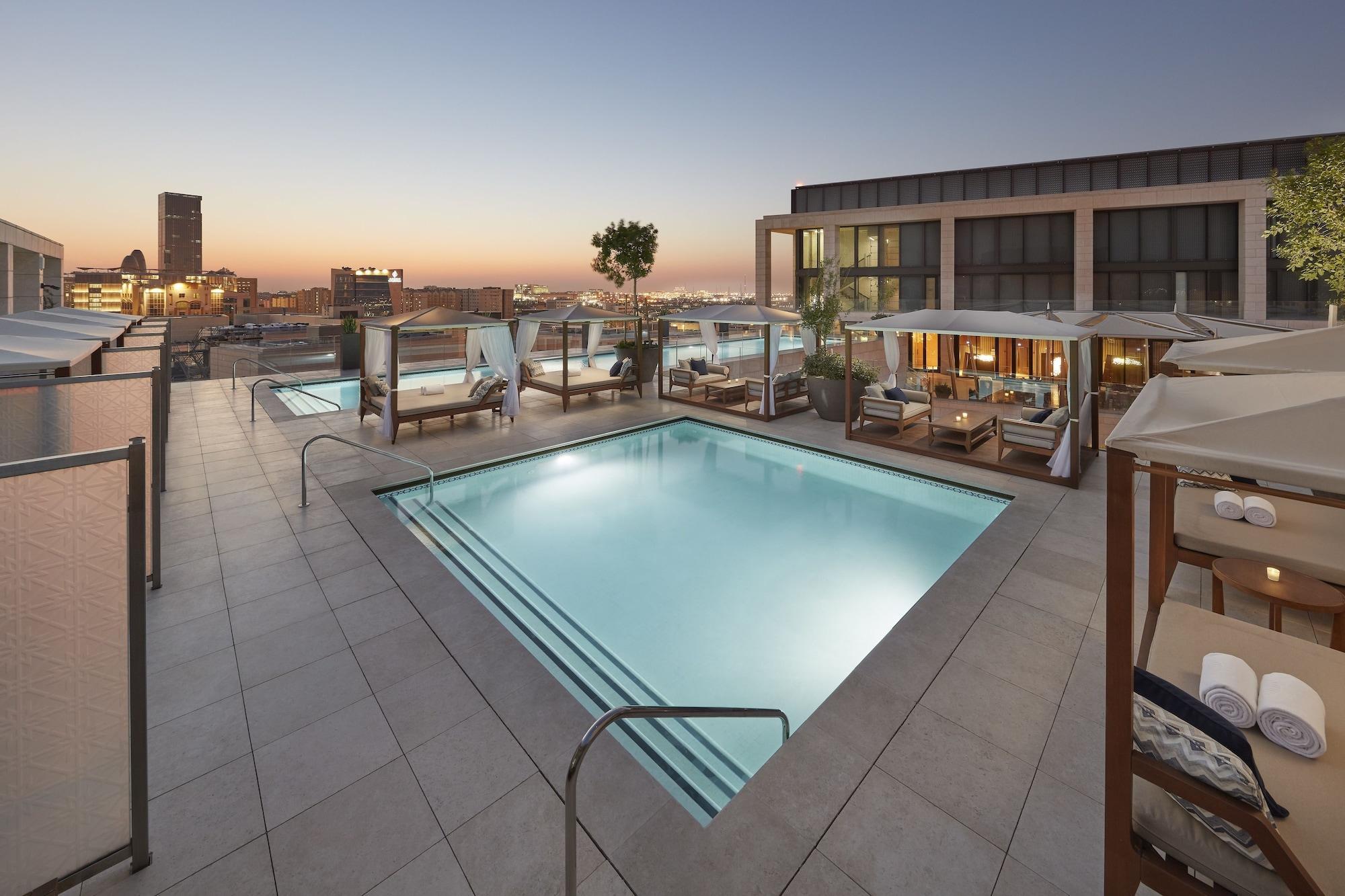 Mandarin Oriental, Doha Hotel Екстериор снимка The rooftop pool at the Four Seasons Hotel